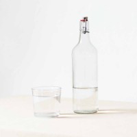 Flasche mit Testwasser verschiedener Filteranlagen