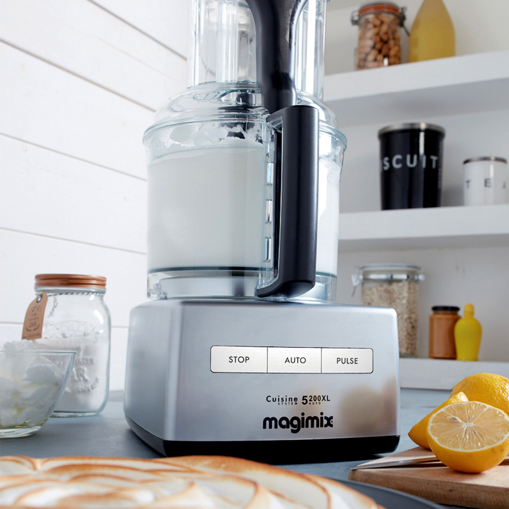 66200__06__Magimix_Cuisine_Systeme_5200_XL_-_in_der_Kueche_beim_Erstellen_einer_Creme